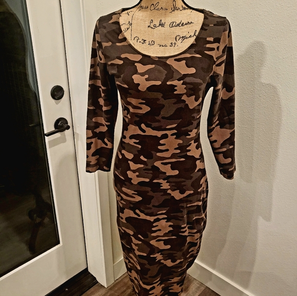 New York & Company Street Soho Women's 3/4 sleeves midi bodycorn camo dress - Picture 13 of 14